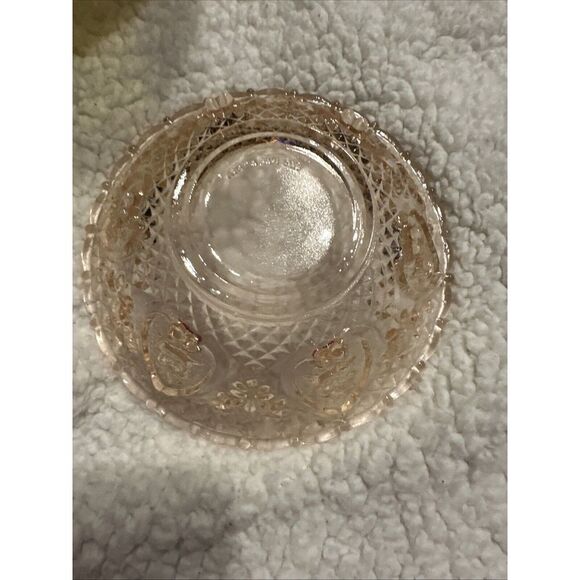 Vintage Pink GLASS Diamond Cut Rose Fleur De‎ Lis Footed Bowl - Picture 3 of 3